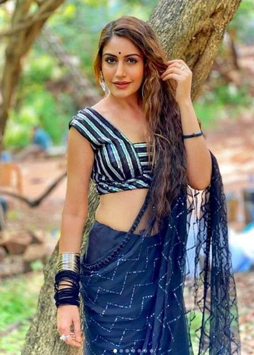 Surbhi Chandna Height in Inches