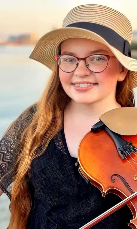 Holly May (Violinist) Biography | Wiki | Age | Net Worth | Career – 2023